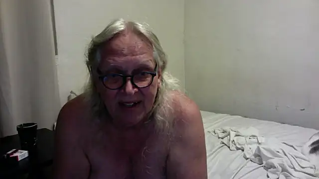 Snapshot of OldLadySara chatting on 09/17/25, 06:15 OldLadySara online show from 09/17/25, 06:15