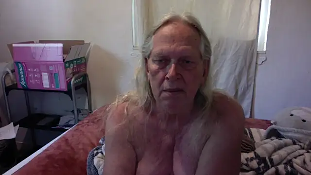 Snapshot of OldLadySara chatting on 06/16/26, 10:32 OldLadySara online show from 06/16/26, 10:32
