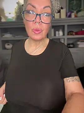 dieseldame1313 online show from 02/05/26, 03:13