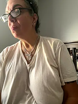 dieseldame1313 online show from 11/17/25, 01:37