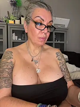 dieseldame1313 online show from 01/12/26, 07:04