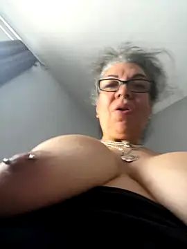 dieseldame1313 online show from 10/23/25, 03:43