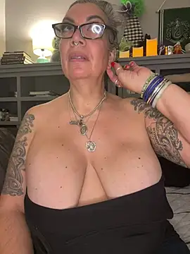 dieseldame1313 online show from 01/10/26, 11:55