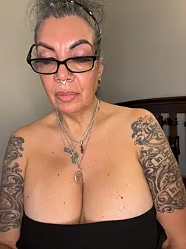 dieseldame1313 online show from 10/25/25, 10:43