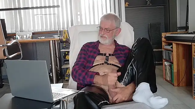 ewaldwillems99 online show from 10/26/25, 02:39