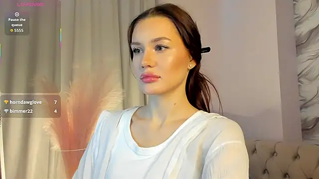 Aria Mila online show from 11/04/25, 03:10