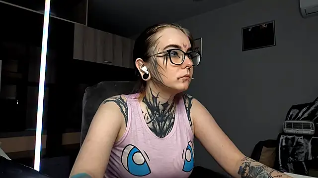 HighelikeGirl online show from 10/15/25, 12:02