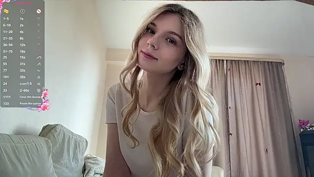 Snapshot of FruityXo chatting on 06/12/26, 10:57 FruityXo online show from 06/12/26, 10:57