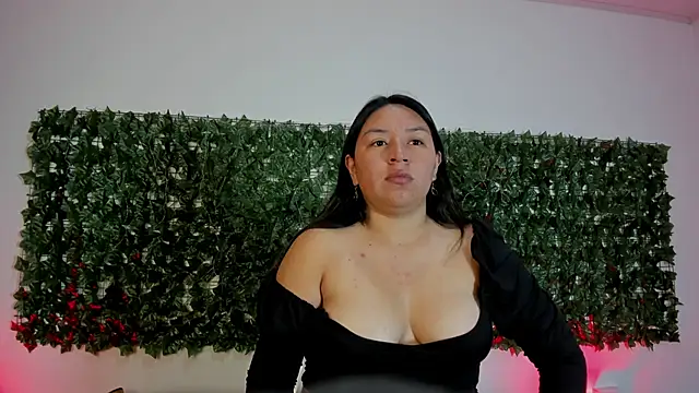 Snapshot of BellaRoux1 chatting on 02/07/26, 12:13 BellaRoux1 online show from 02/07/26, 12:13