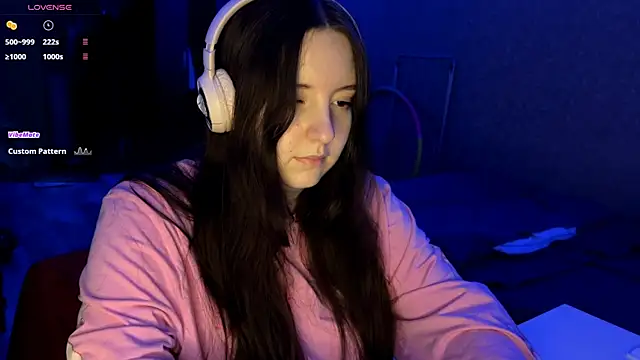 LauretteRagar online show from 11/18/25, 06:22