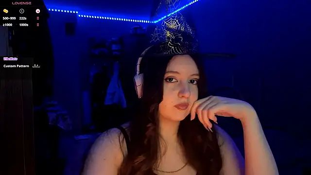 LauretteRagar online show from 10/31/25, 07:21