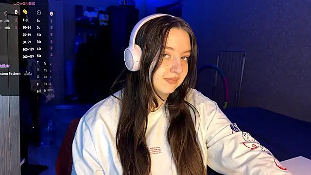 LauretteRagar online show from 11/28/25, 05:13