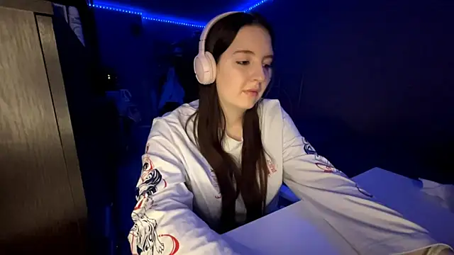 LauretteRagar online show from 10/20/25, 06:08