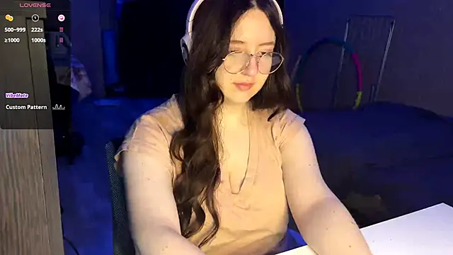 LauretteRagar online show from 11/11/25, 06:25