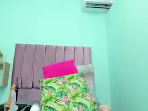 Snapshot of evelyn_morgan1 chatting on 12/19/25, 02:15 evelyn morgan1 online show from 12/19/25, 02:15