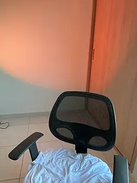 LauraCatalina online show from 11/27/25, 11:43