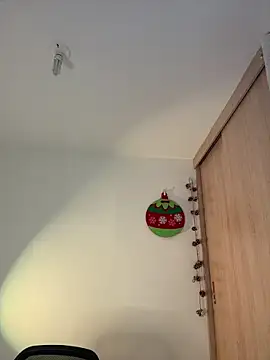 LauraCatalina online show from 12/19/25, 12:18