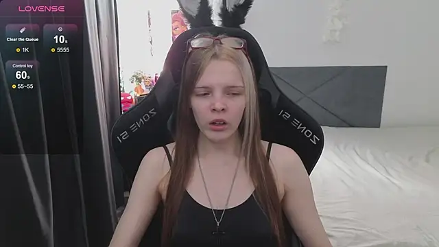 Luna Navy online show from 09/29/25, 07:26