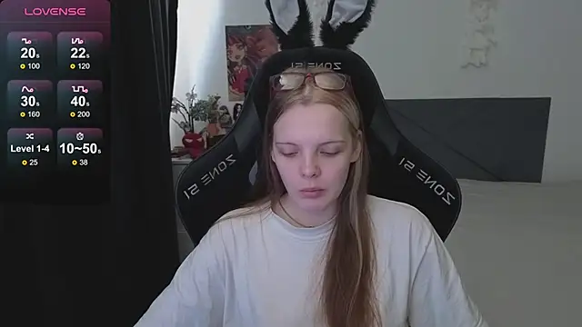 Luna Navy online show from 10/03/25, 06:37