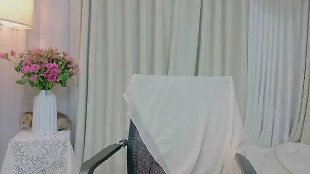 Snapshot of Vessi-babe chatting on 06/09/26, 02:29 Vessi-babe online show from 06/09/26, 02:29