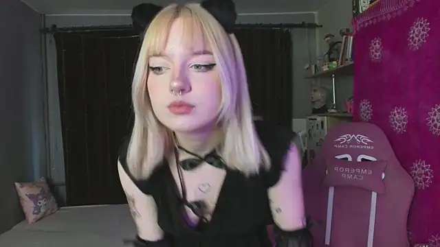 Snapshot of godlikegirlyy chatting on 09/28/25, 01:18 godlikegirlyy online show from 09/28/25, 01:18
