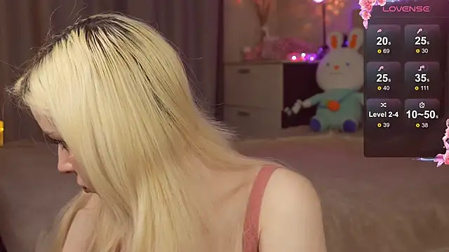 Snapshot of peachii_meow chatting on 11/23/25, 01:32 peachii meow online show from 11/23/25, 01:32