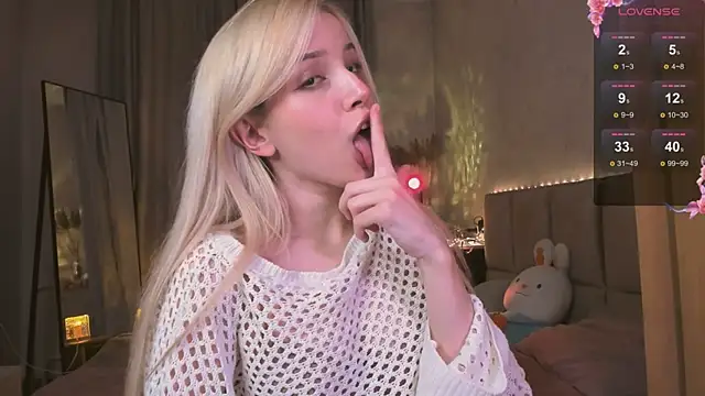 Snapshot of peachii_meow chatting on 09/10/25, 01:43 peachii meow online show from 09/10/25, 01:43