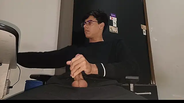 Snapshot of ThbxToyou chatting on 10/20/25, 10:10 ThbxToyou online show from 10/20/25, 10:10