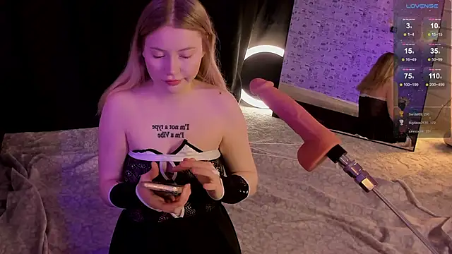 Lillie Berry online show from 12/05/25, 04:22