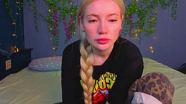 Snapshot of Lillie_Berry chatting on 07/19/26, 04:21 Lillie Berry online show from 07/19/26, 04:21