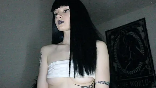 Snapshot of midnightsiren777 chatting on 05/18/26, 06:56 midnightsiren777 online show from 05/18/26, 06:56