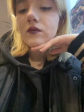 Snapshot of Cherry___Blossom chatting on 11/16/25, 01:16 Cherry Blossom online show from 11/16/25, 01:16