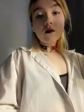 Snapshot of Cherry___Blossom chatting on 11/17/25, 01:15 Cherry Blossom online show from 11/17/25, 01:15