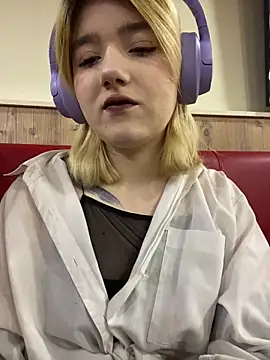 Snapshot of Cherry___Blossom chatting on 11/03/25, 01:15 Cherry Blossom online show from 11/03/25, 01:15