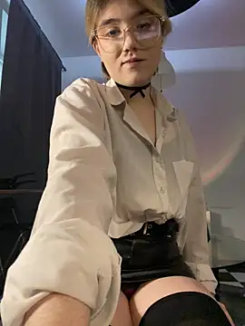 Snapshot of Cherry___Blossom chatting on 11/25/25, 12:05 Cherry Blossom online show from 11/25/25, 12:05