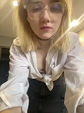 Snapshot of Cherry___Blossom chatting on 12/15/25, 09:04 Cherry Blossom online show from 12/15/25, 09:04