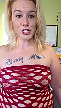 Snapshot of RhondaRump chatting on 11/04/25, 04:00 RhondaRump online show from 11/04/25, 04:00