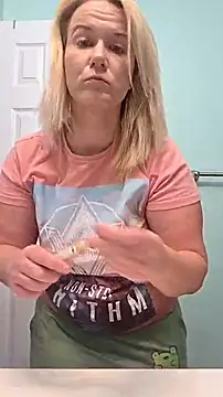 Snapshot of RhondaRump chatting on 11/14/25, 04:43 RhondaRump online show from 11/14/25, 04:43