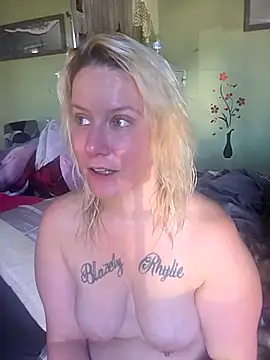 Snapshot of RhondaRump chatting on 11/19/25, 04:29 RhondaRump online show from 11/19/25, 04:29