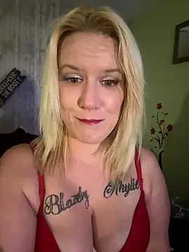 Snapshot of RhondaRump chatting on 10/23/25, 12:09 RhondaRump online show from 10/23/25, 12:09