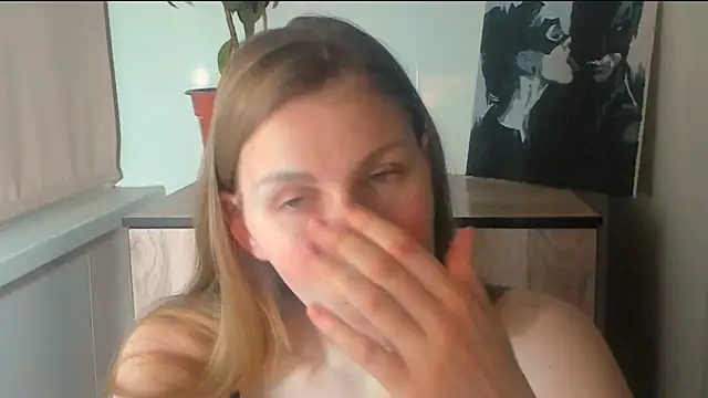 Snapshot of JuliaMuuun chatting on 04/12/26, 08:34 JuliaMuuun online show from 04/12/26, 08:34