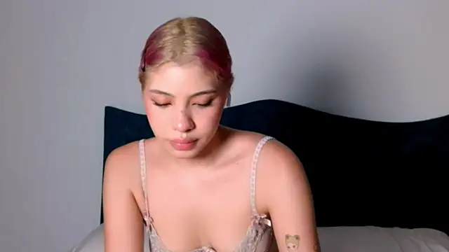 Snapshot of angelinhaaa chatting on 11/09/25, 01:42 angelinhaaa online show from 11/09/25, 01:42