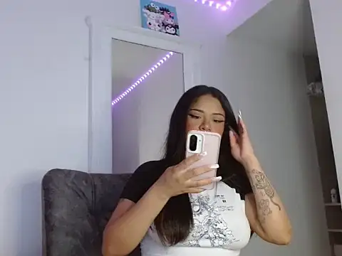 Snapshot of reina_reina chatting on 09/30/25, 01:44 reina reina online show from 09/30/25, 01:44