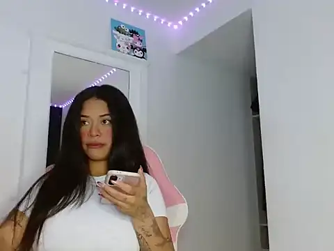 reina reina online show from 11/30/25, 10:10