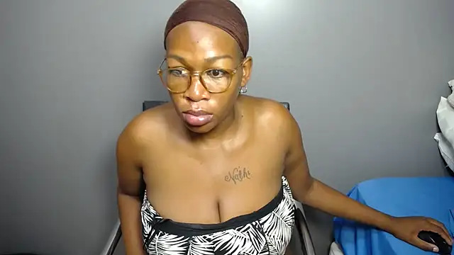 Snapshot of Ozimpho chatting on 02/06/26, 12:50 Ozimpho online show from 02/06/26, 12:50