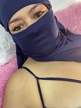 Snapshot of Amyraa_ chatting on 12/14/25, 10:43 Amyraa online show from 12/14/25, 10:43