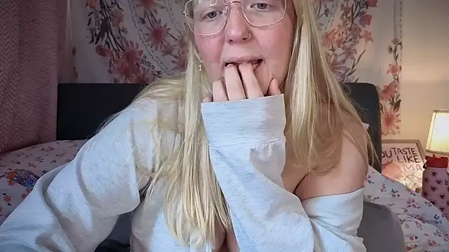 Snapshot of Daisyxoxo_ chatting on 09/16/25, 08:37 Daisyxoxo  online show from 09/16/25, 08:37