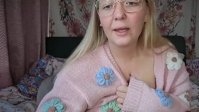 Snapshot of Daisyxoxo_ chatting on 10/09/25, 08:48 Daisyxoxo  online show from 10/09/25, 08:48