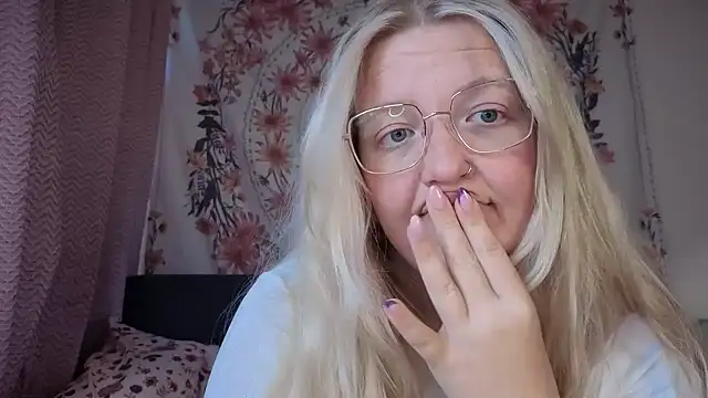 Snapshot of Daisyxoxo_ chatting on 09/23/25, 08:32 Daisyxoxo  online show from 09/23/25, 08:32