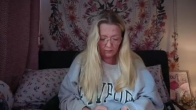 Daisyxoxo  online show from 05/03/26, 08:41